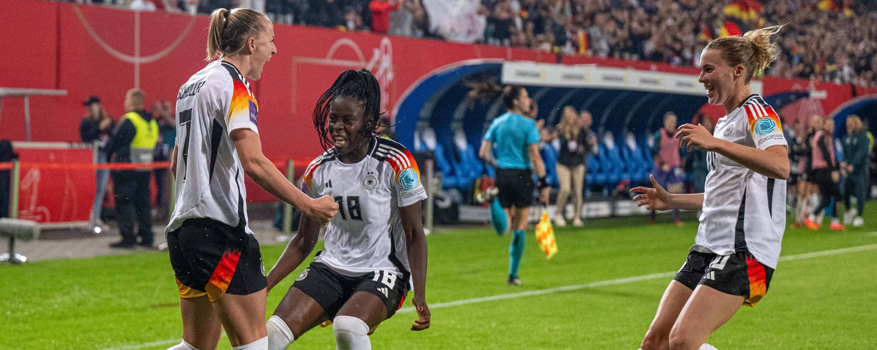 Die deutschen Frauen jubeln nach Lea Schüllers Tor zum 2:1 gegen Polen.
