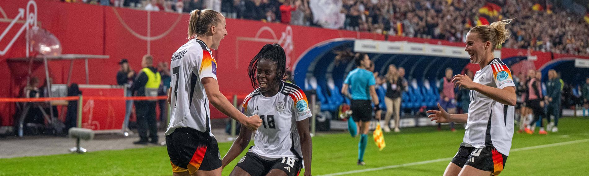 Die deutschen Frauen jubeln nach Lea Schüllers Tor zum 2:1 gegen Polen.