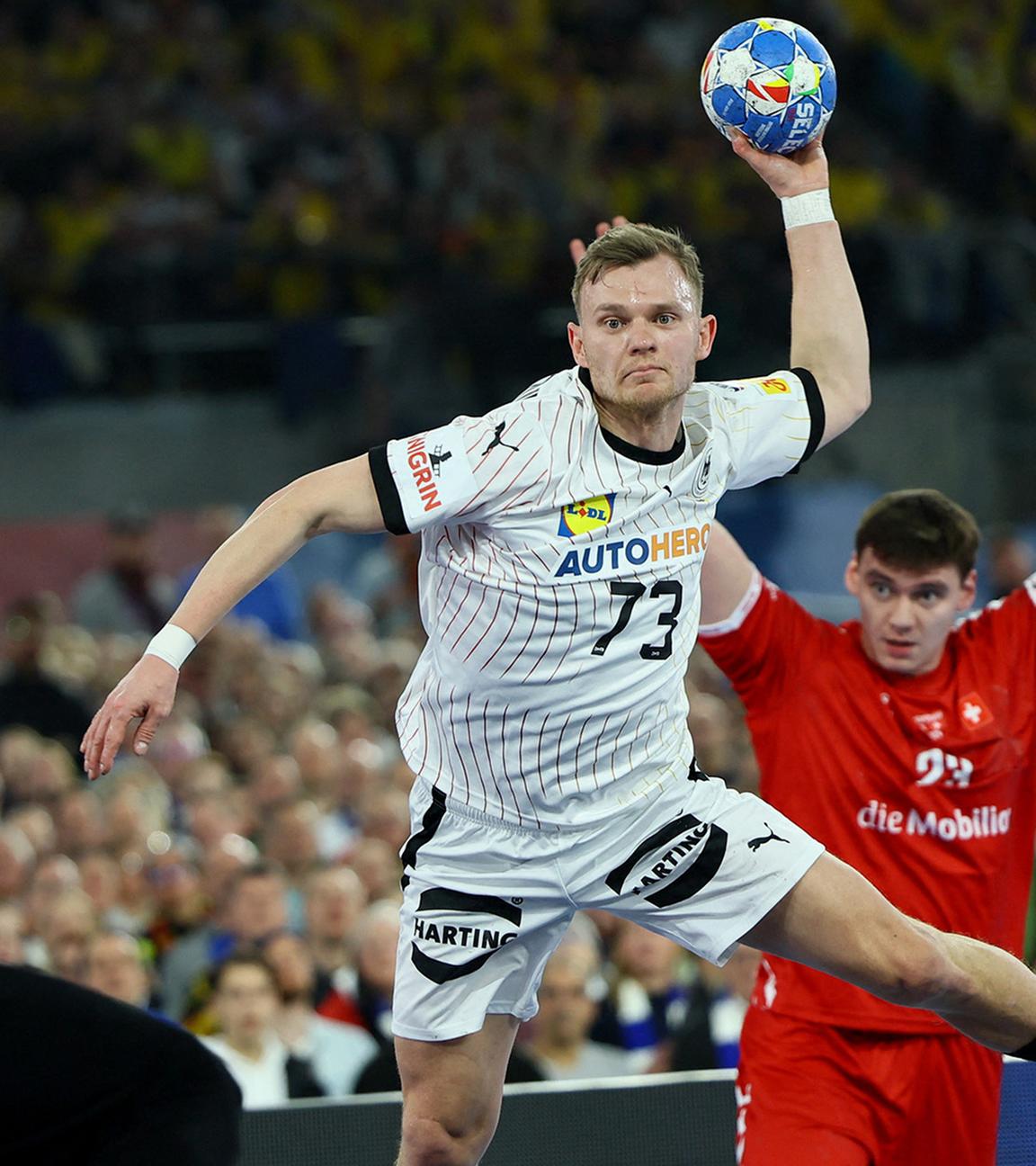 Timo Kastening (Deutschland, r) wirft ein Tor.