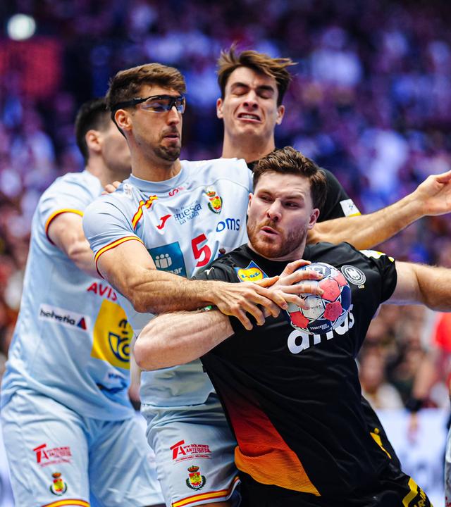 Antonio Serradilla (Spanien, 05) und Johannes Golla (Deutschland, 04) kämpfen. 