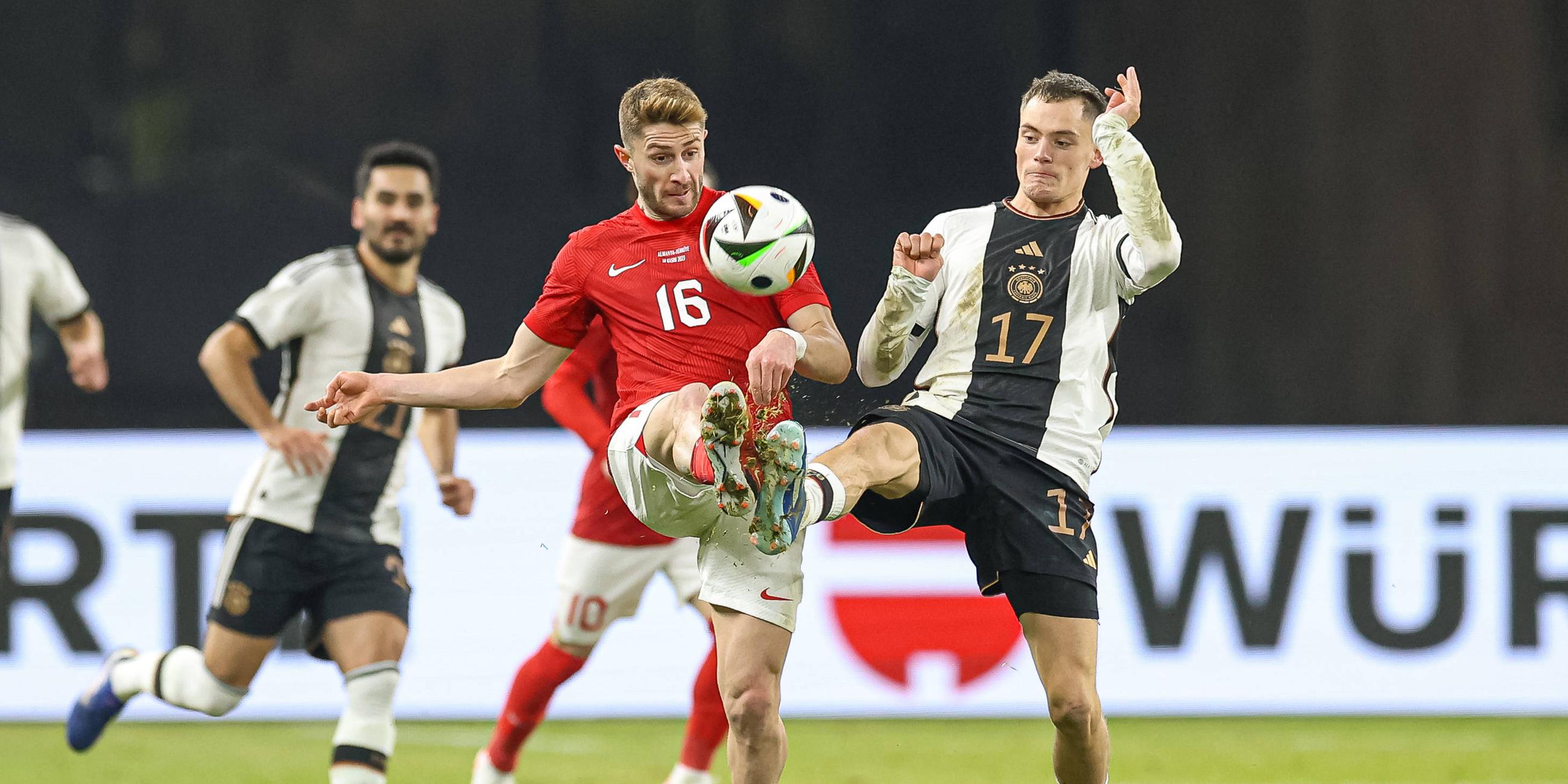 Florian Wirtz (Deutschland) und Ismail Yueksek (Türkei) kämpfen um den Ball.