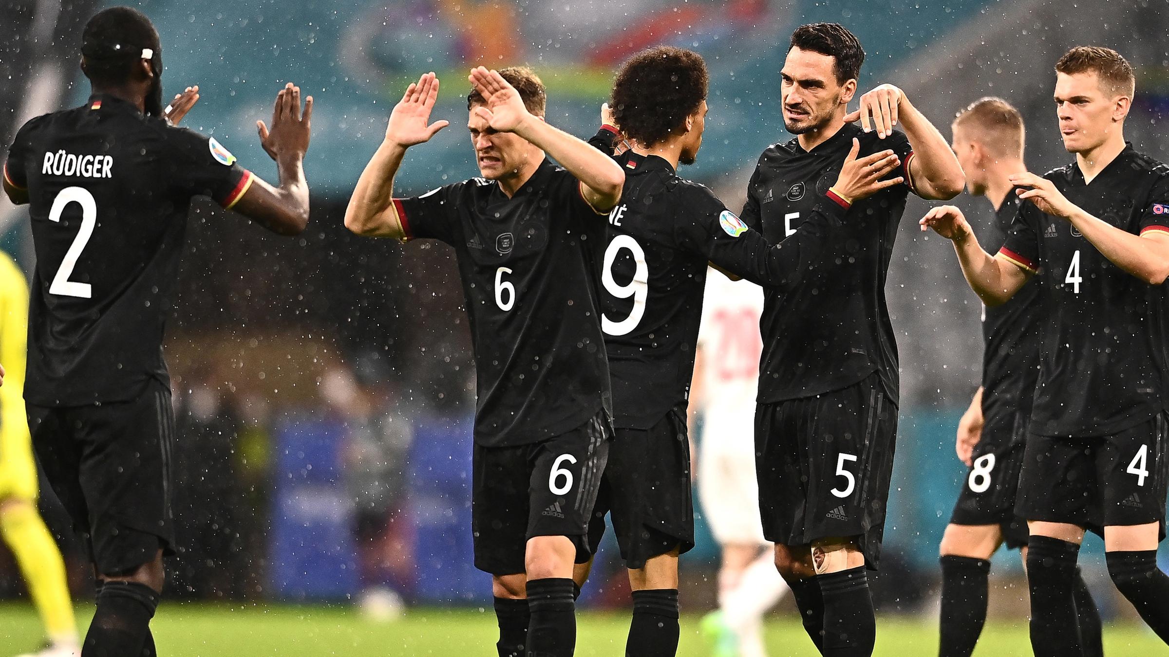 Die DFB-Elf bein Aufwärmen am 23.06.2021 in München