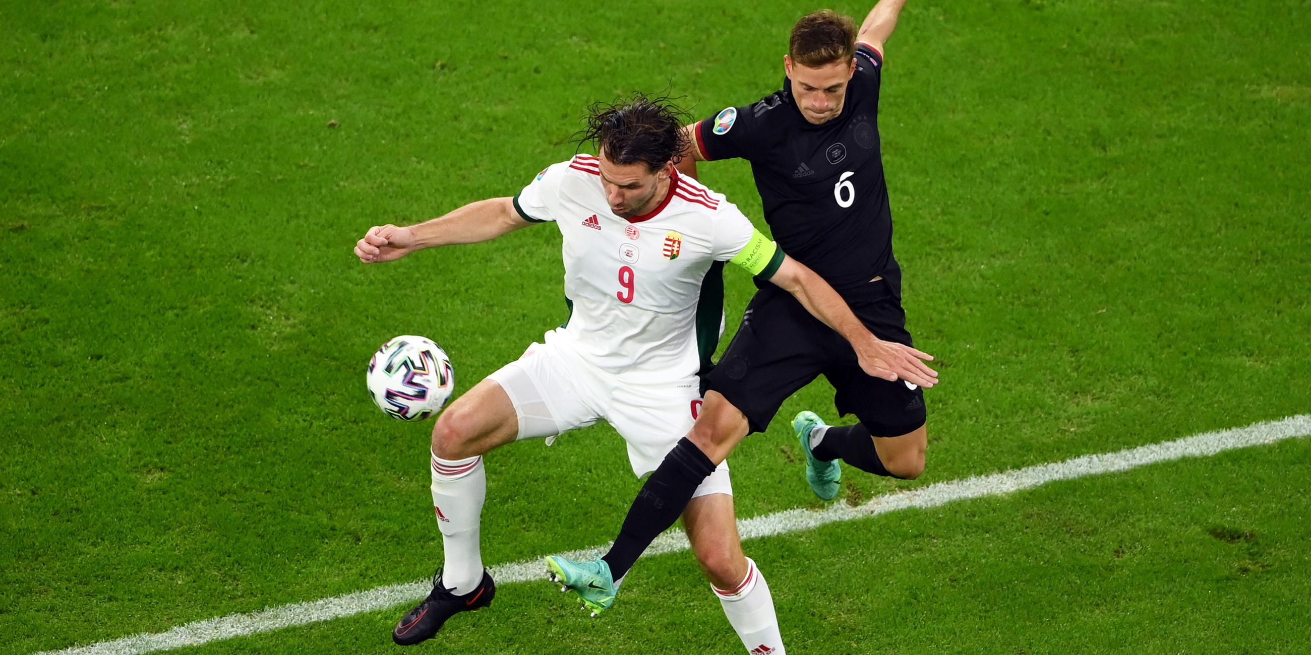 Deutschlands Joshua Kimmich (r.) im Zweikampf mit Adam Szalai