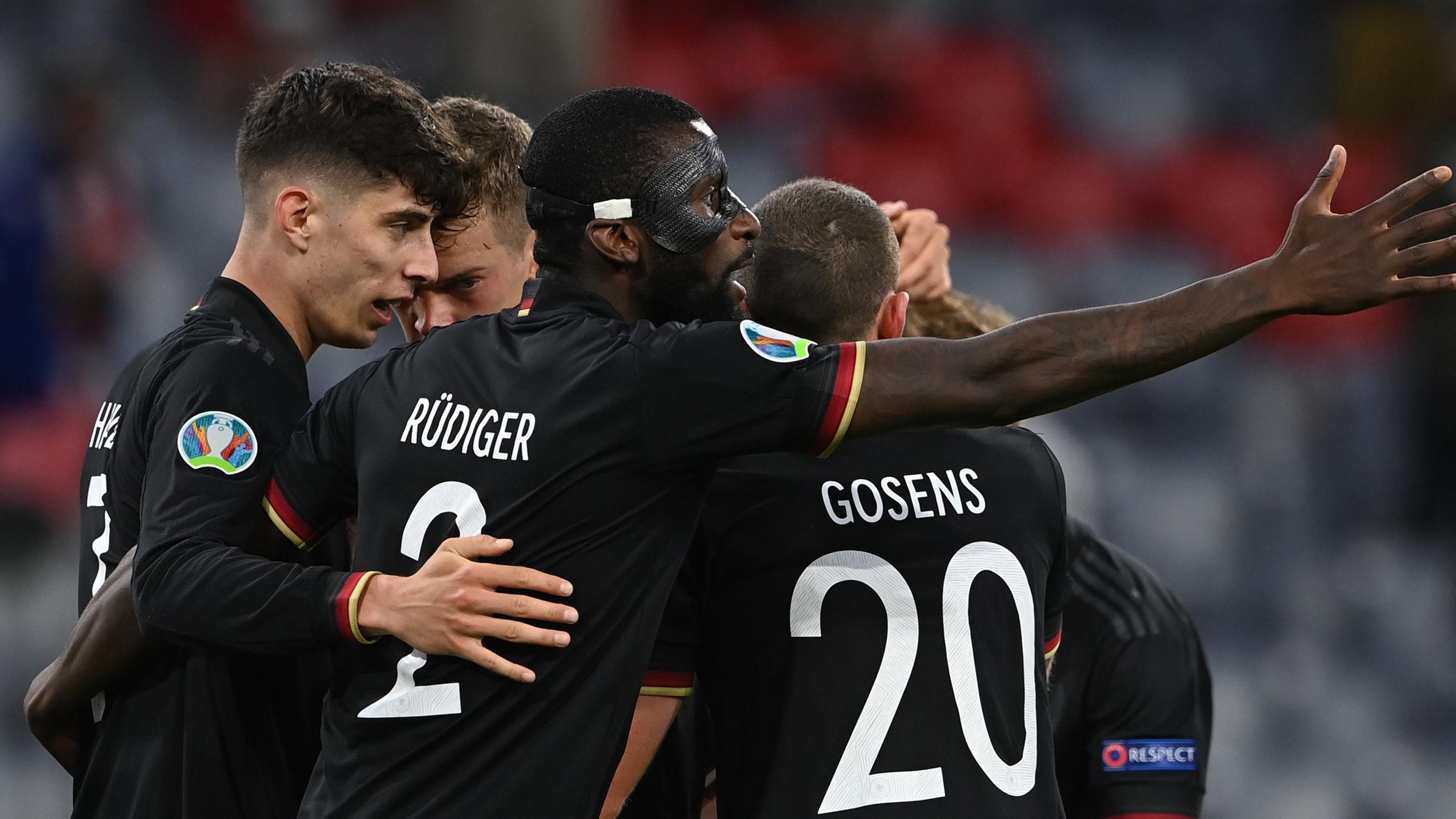 Deutschlands Spieler bejubeln den Ausgleich