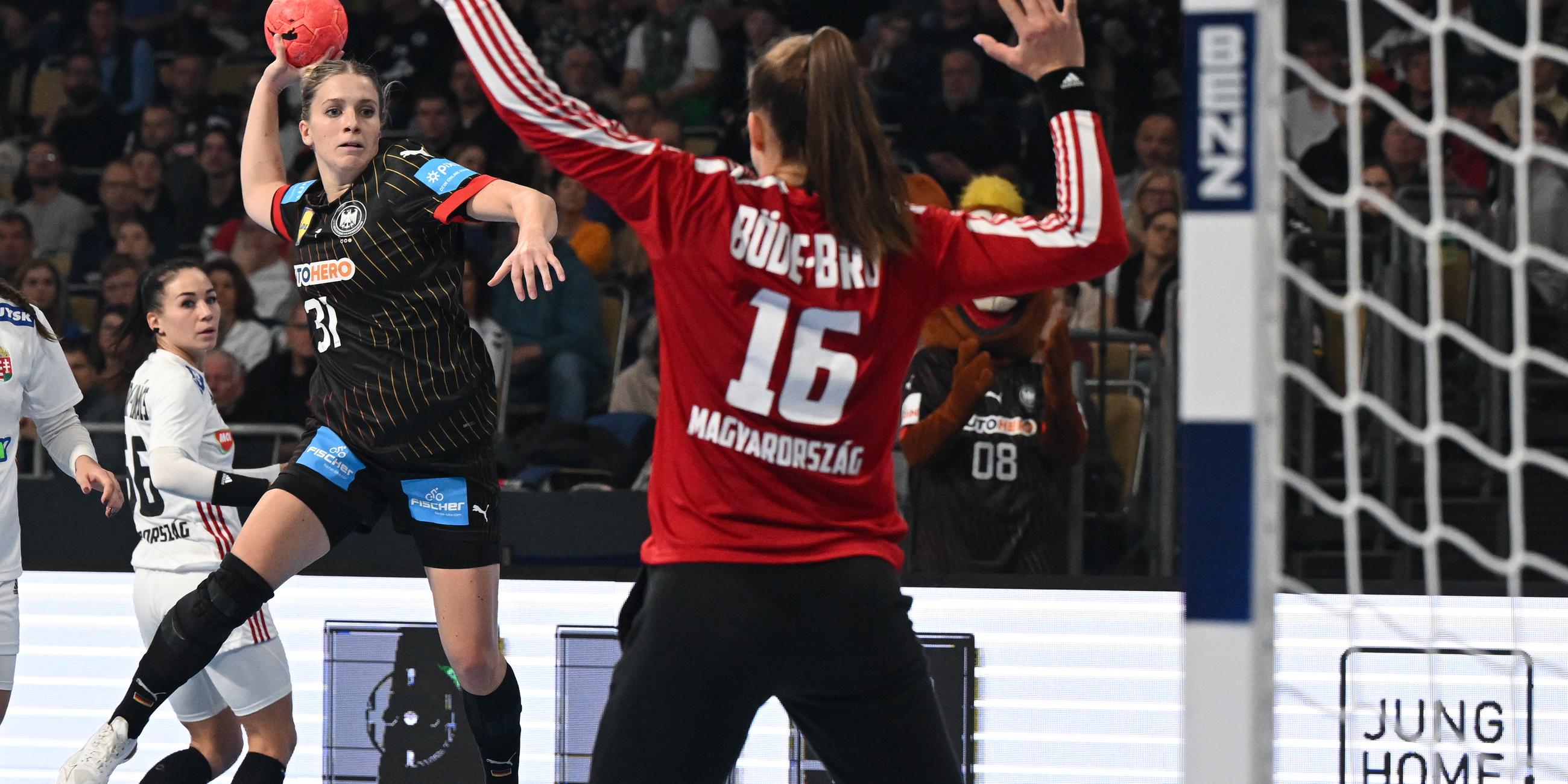 05.11.2023: Handball-Länderspiel Deutschland - Ungarn in der Olympiahalle München: Alexia Hauf (links) wirft aufs ungarische Tor. 