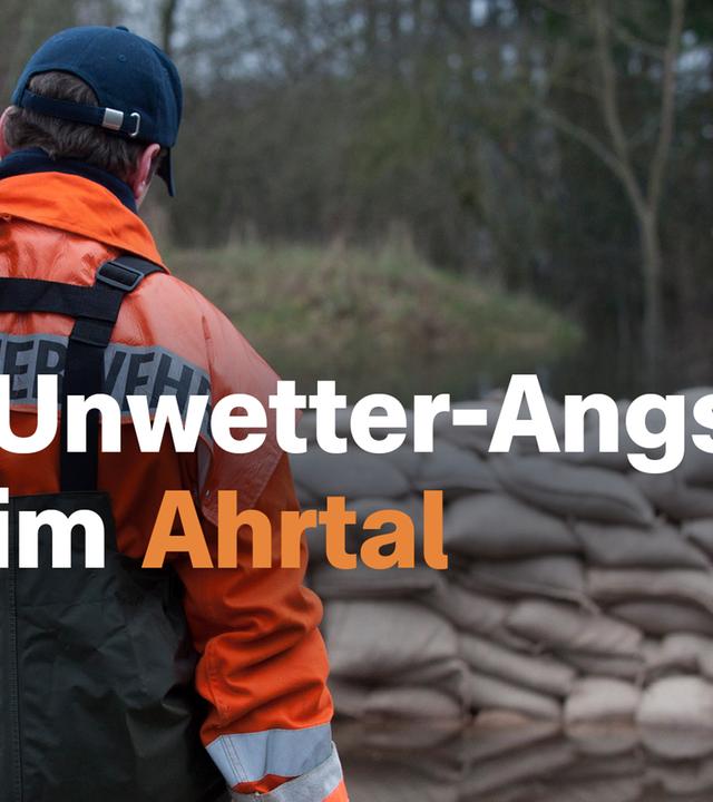 Feuerwehr-Mann mit Sandsack von hinten. Dazu der Text: Unwetter-Angst im Ahrtal
