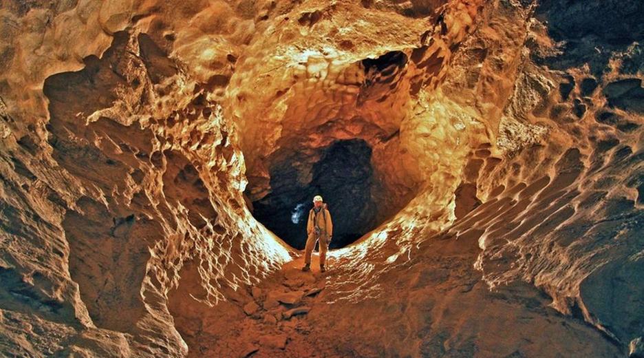 Ein Forscher im Hauptgang der Riesending-Höhle. Sie ist  Deutschlands größtes bekanntes Höhlensystem.