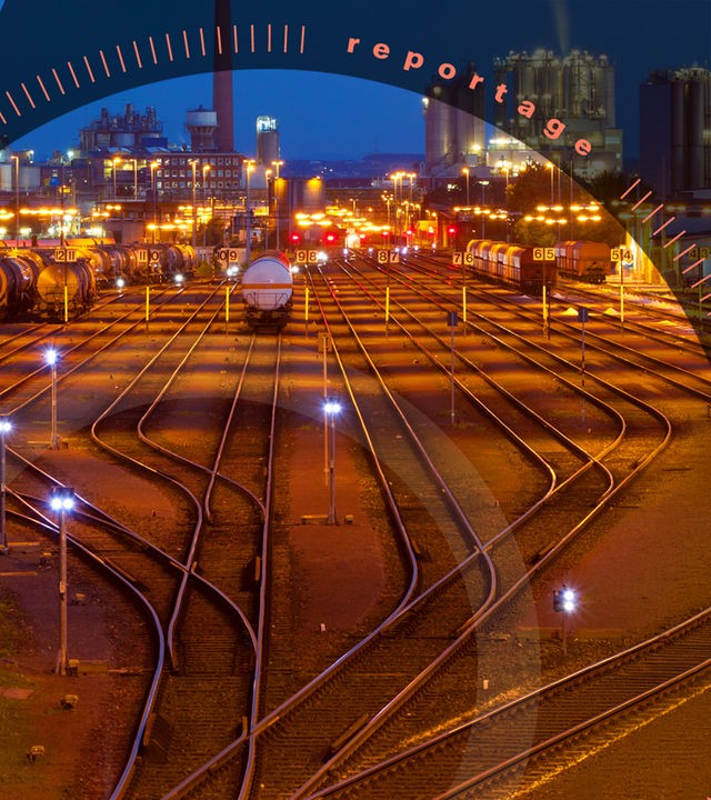 Ein Güterbahnhof in Deutschland bei Nacht.