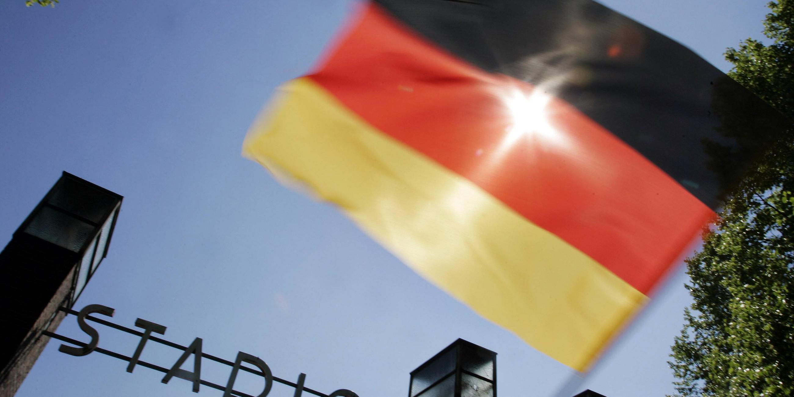 Archiv: Eine Deutschlandflagge im Gegenlicht