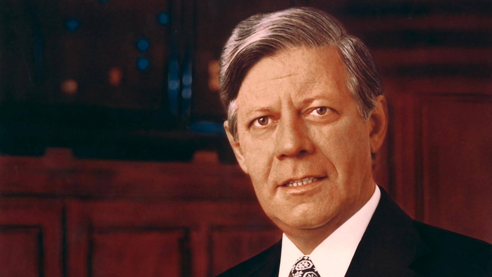 Helmut Schmidt in Nahaufnahme. Er schaut in die Kamera.