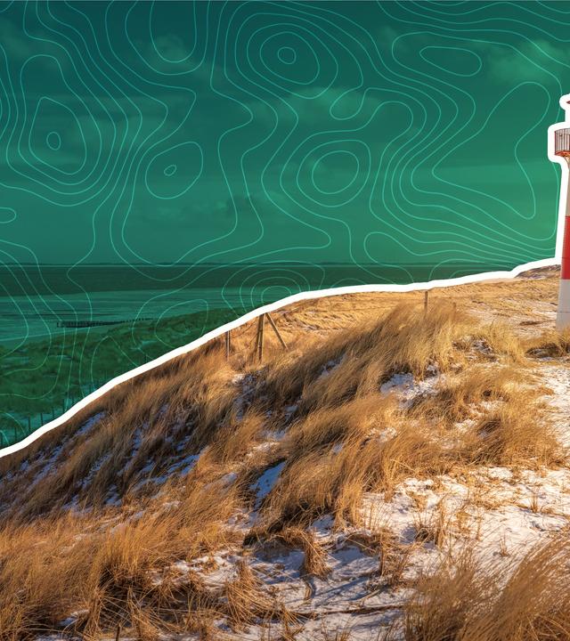 Montage: Ein Leuchtturm auf einer Düne mit dem Wattenmeer im Hintergrund