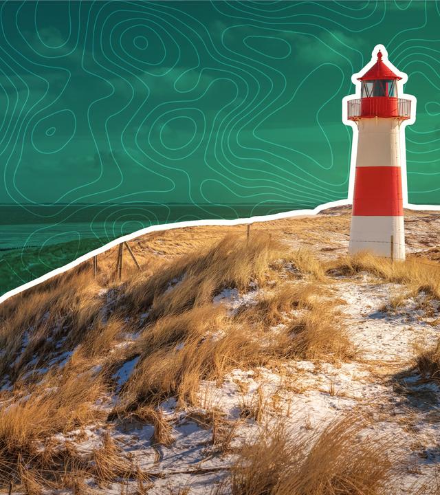 Montage: Ein Leuchtturm auf einer Düne mit dem Wattenmeer im Hintergrund