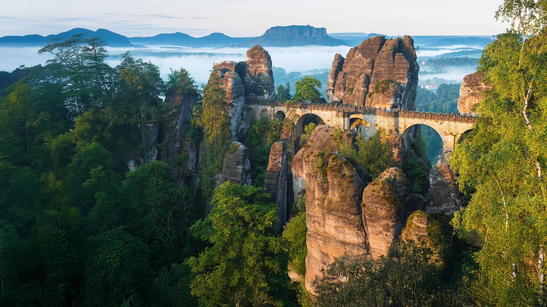 Basteibrücke dahinter der Lilienstein Kurort Rathen Sachsen Deutschland