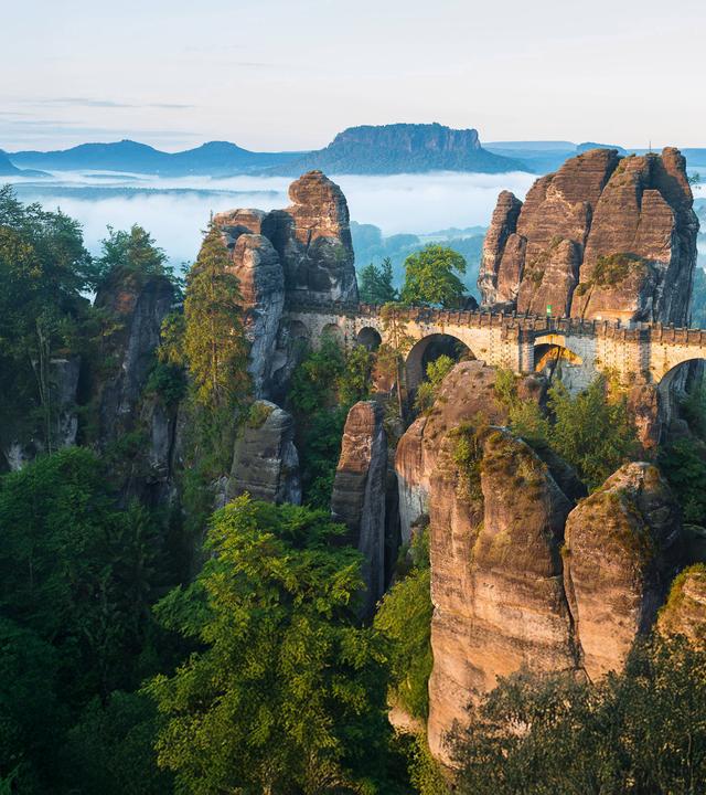 Basteibrücke dahinter der Lilienstein Kurort Rathen Sachsen Deutschland