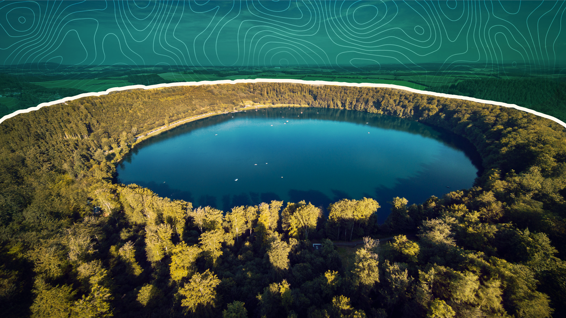 Montage: Ein Maar in der Eifel mit weitem Blick über die Vulkaneifel