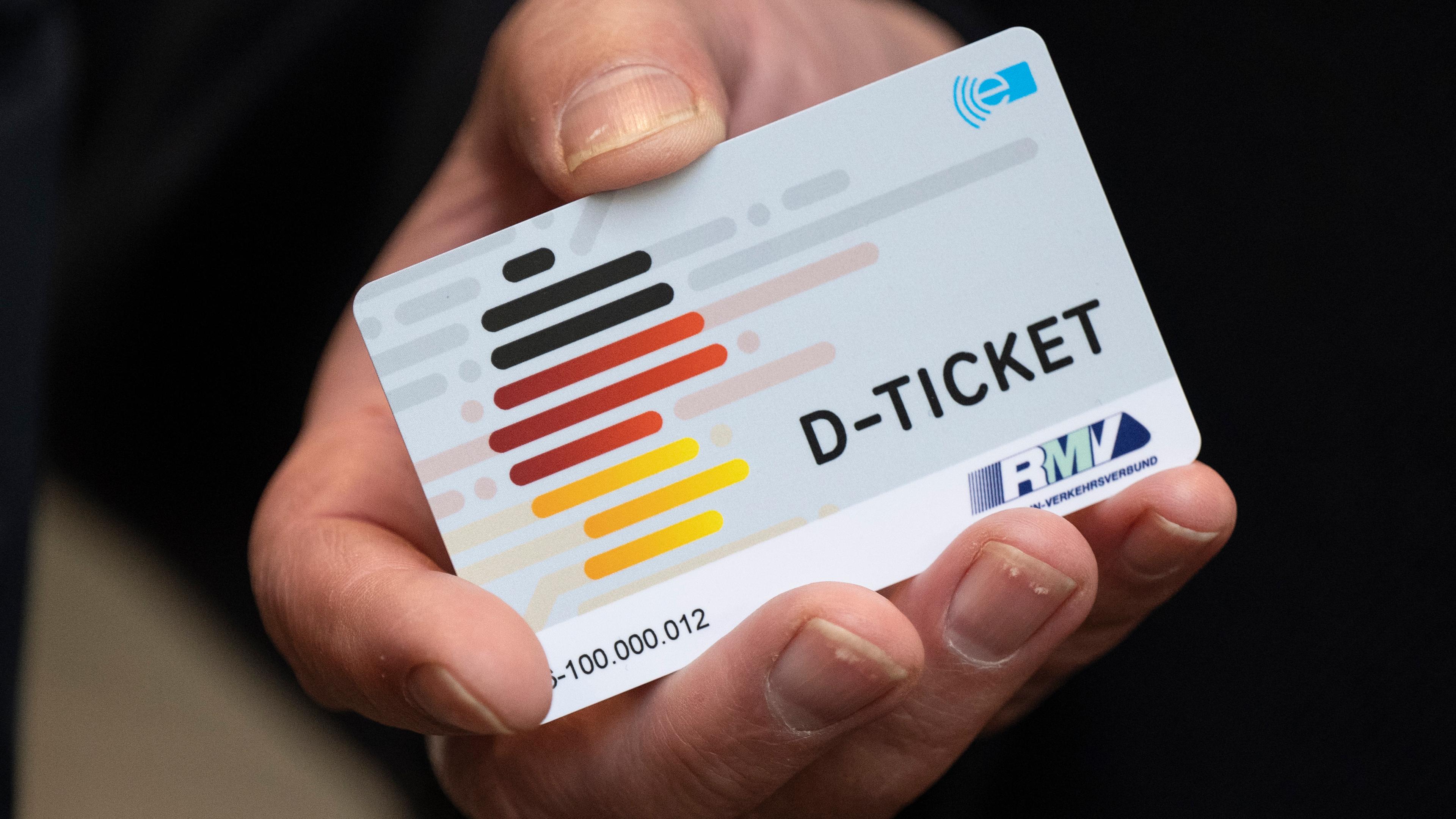 Ein ·D-Ticket· im Chipkartenformat wird anlässlich des Verkaufsstarts des Deutschlandtickets im Frankfurter Hauptbahnhof auf einem Pressetermin gezeigt