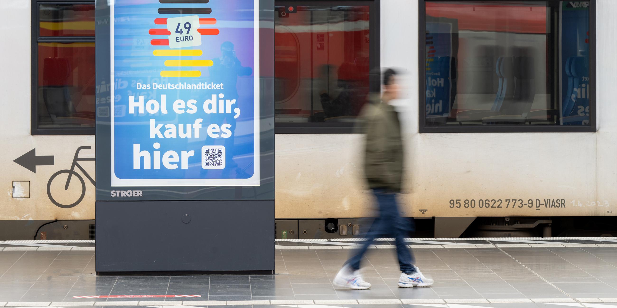 Die Werbung für das Deutschlandticket ist am Hauptbahnhof in Frankfurt a.M. vor einer Bahn des ÖPNV zu sehen.