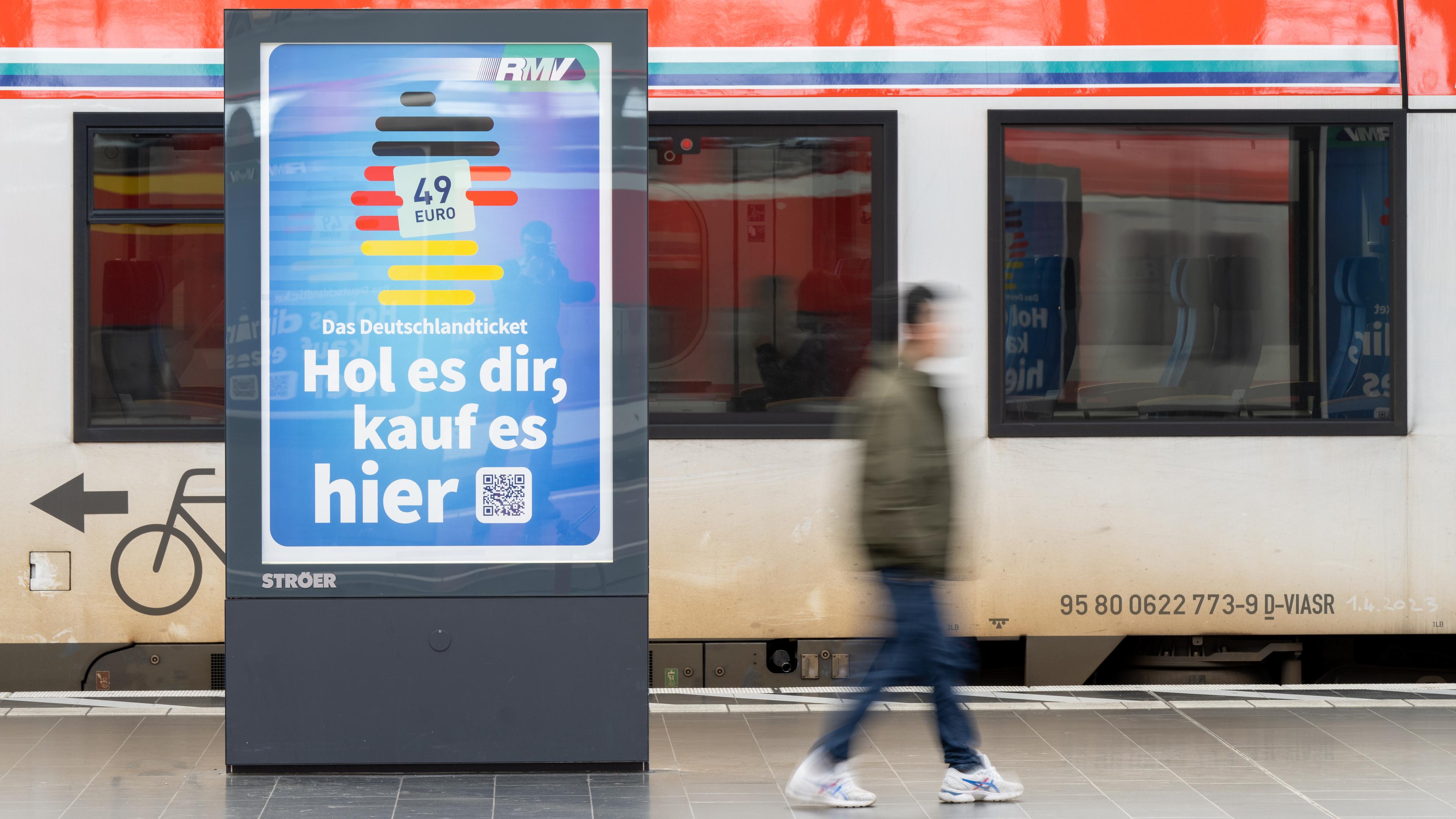 Zu sehen ist eine Werbung für das Deutschlandticket an einem deutschen Hauptbahnhof.
