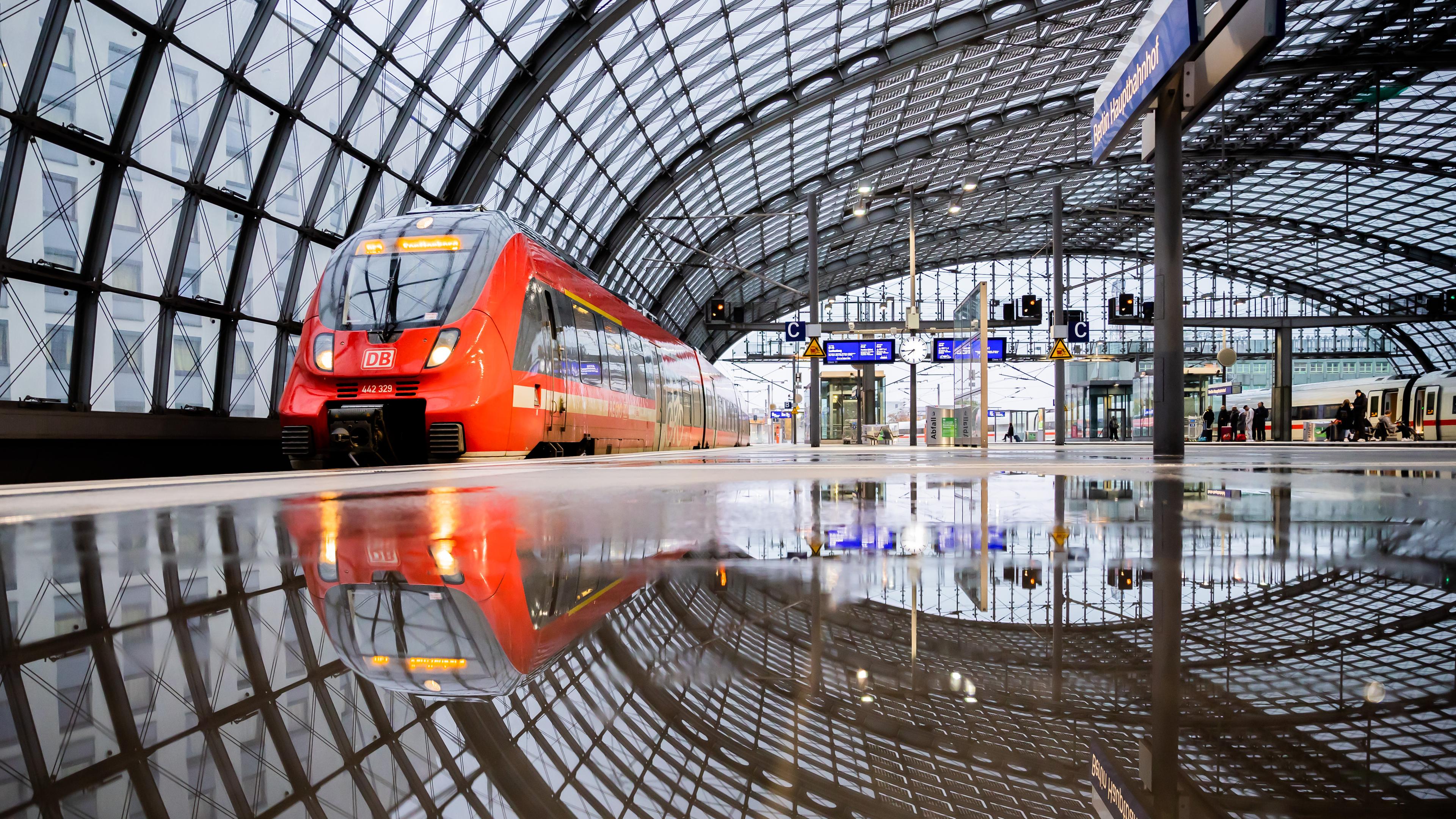 Deutschlandticket ist seit einem halben Jahr verfügbar, es wurde zum 1. Mai 2023 eingeführt.