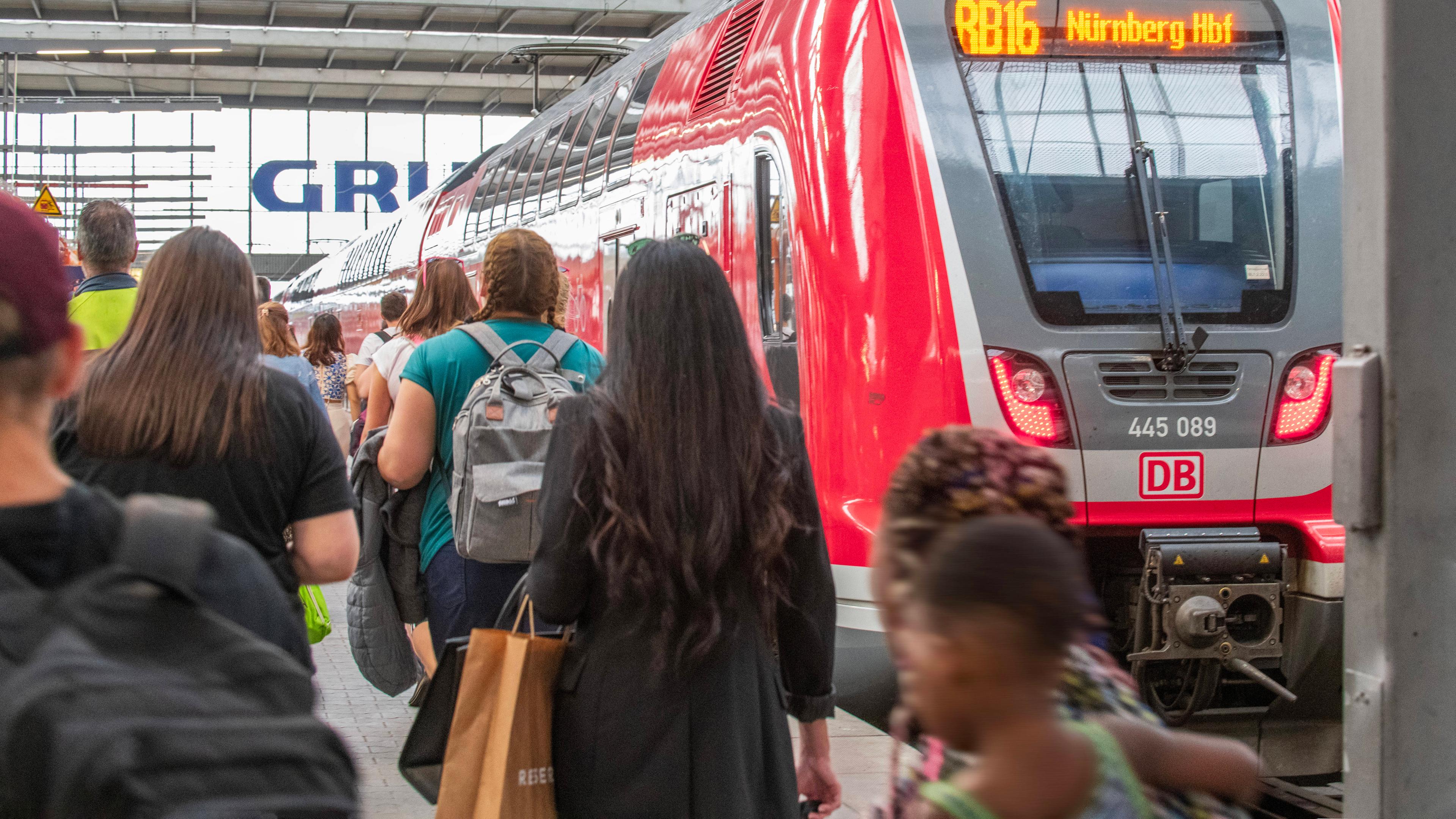Reisende warten auf den Regionalzug in München
