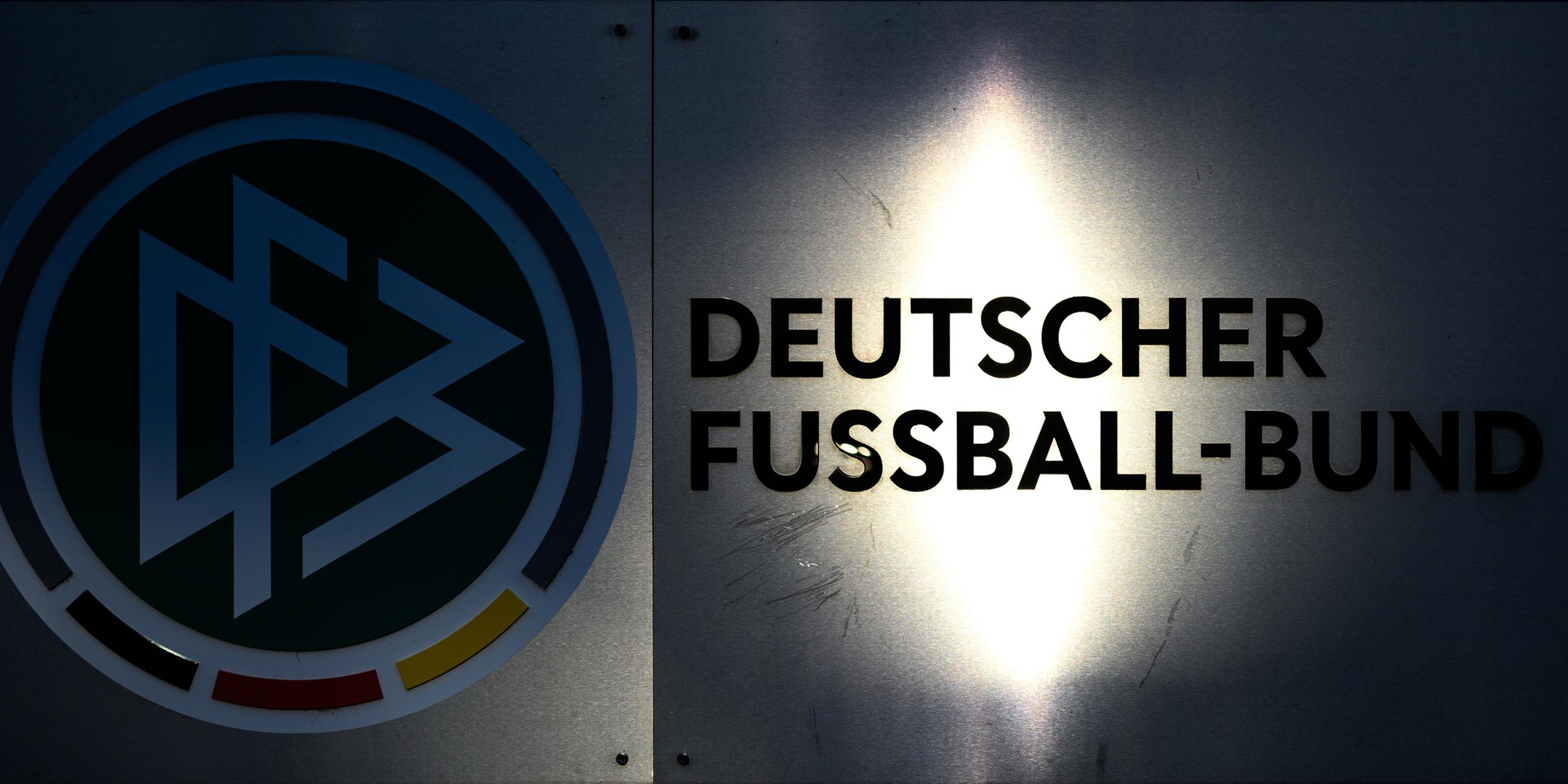 Das Logo vom DFB ist auf einer Wand an der Zentrale vom Deutschen Fußball-Bund (DFB) angebracht.