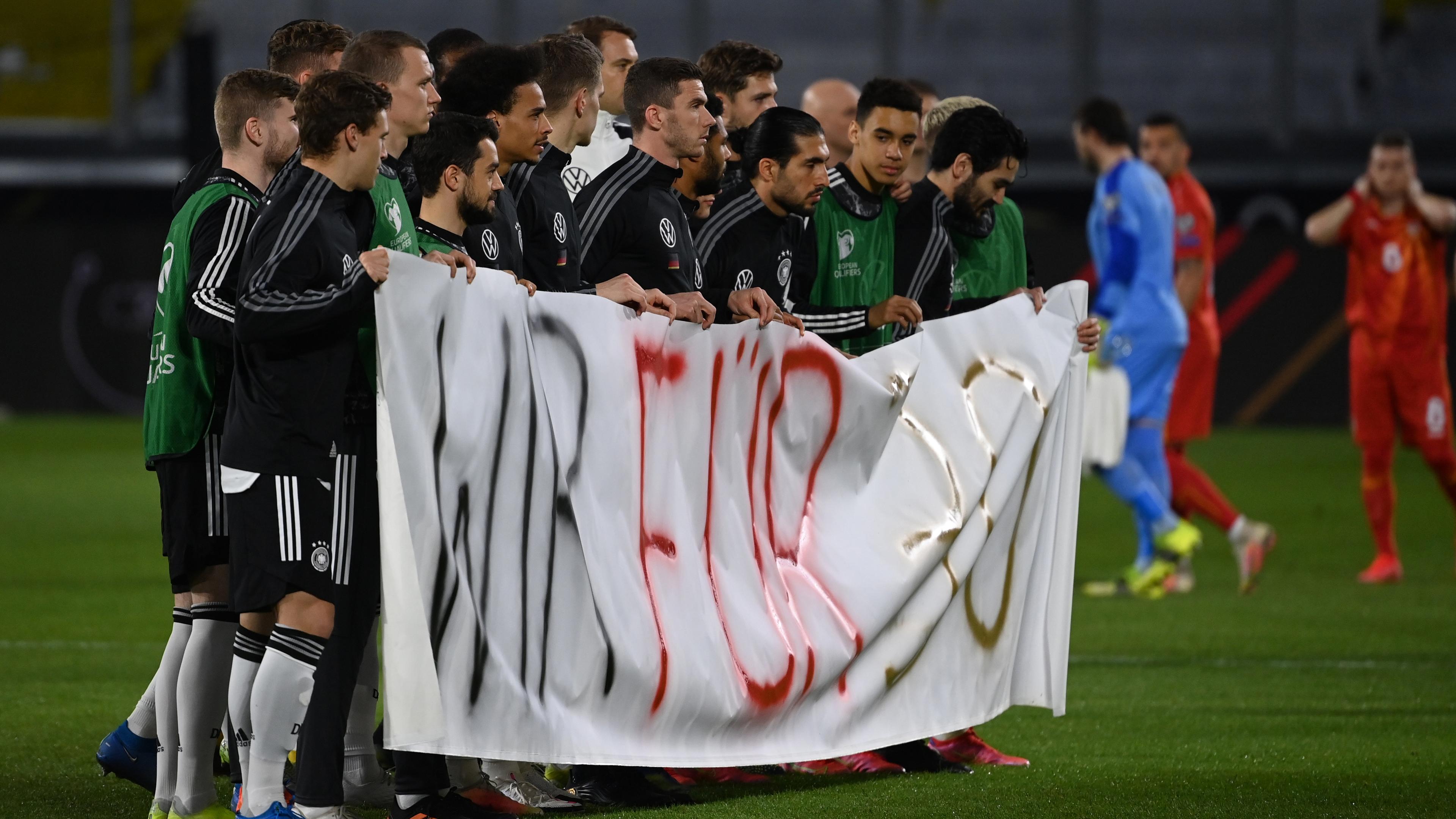 Fussball Wm 2022 Deutliche Kritik An Katar Zdfheute