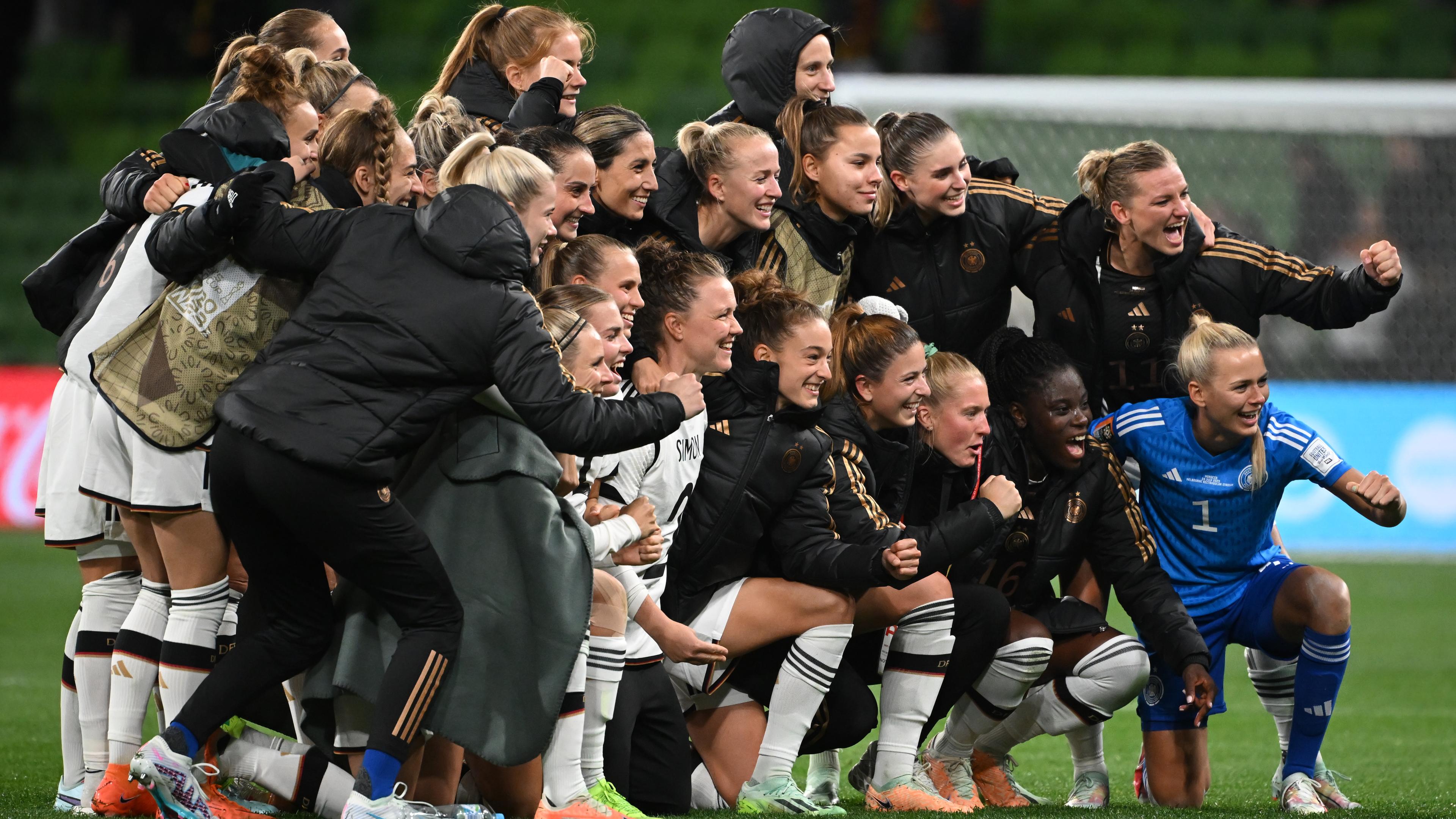 WM 2023, Deutschland - Marokko 6:0: Das deutsche Team posiert für das Siegerfoto.
