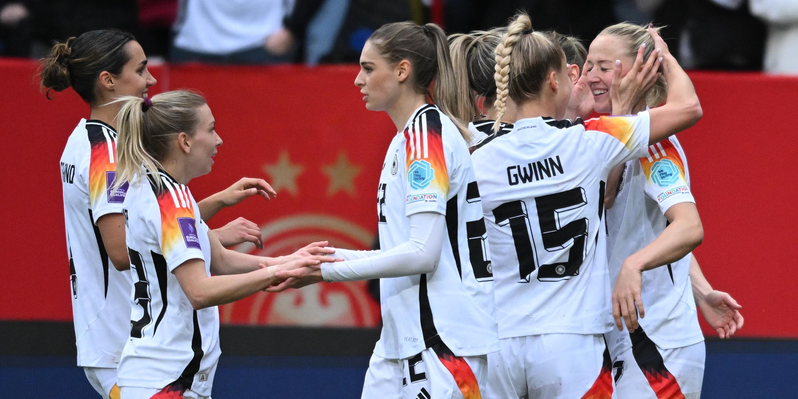 Die DFB-Frauen jubeln über ihren Sieg gegen Island.