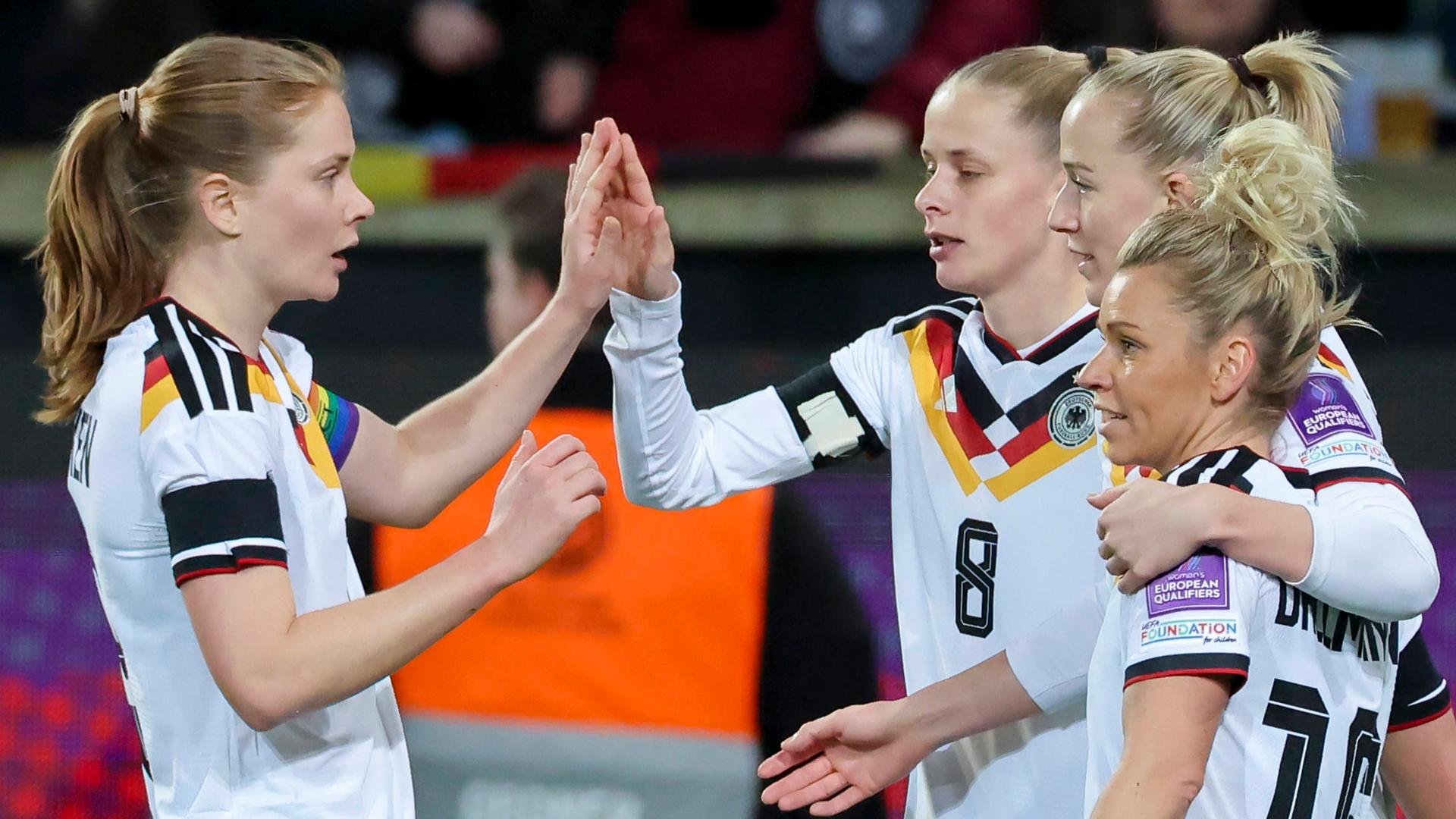 Die deutschen Frauen jubeln über das Tor zum 5:0 