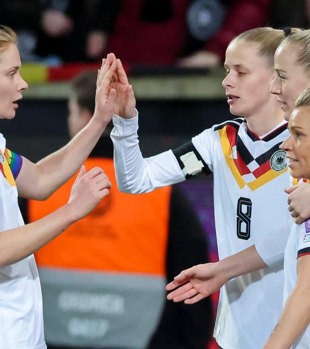 Die deutschen Frauen jubeln über das Tor zum 5:0 