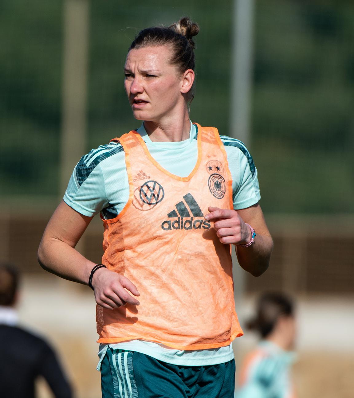 Alexandra Popp bereitet sich im Trainingslager in Marbella auf das Länderspiel gegen Schweden vor