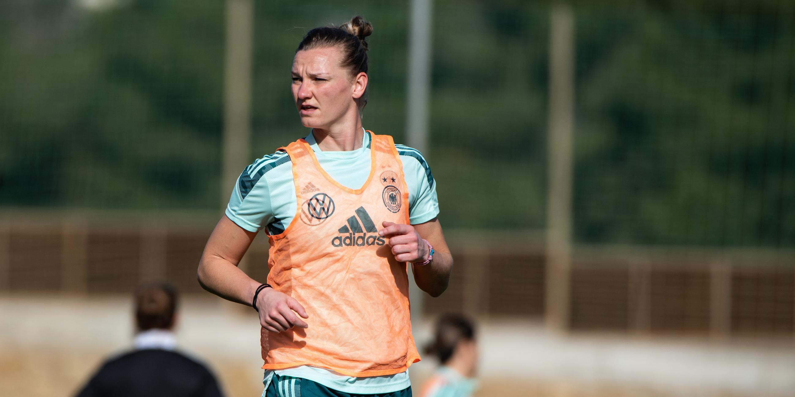 Alexandra Popp bereitet sich im Trainingslager in Marbella auf das Länderspiel gegen Schweden vor