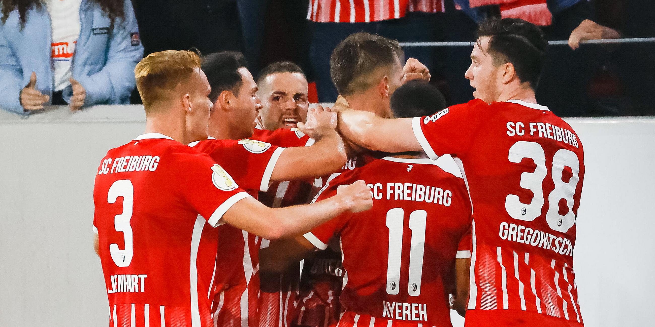 19.10.2022, Freiburg: Torjubel beim SC Freiburg beim Spiel gegen den FC St. Pauli