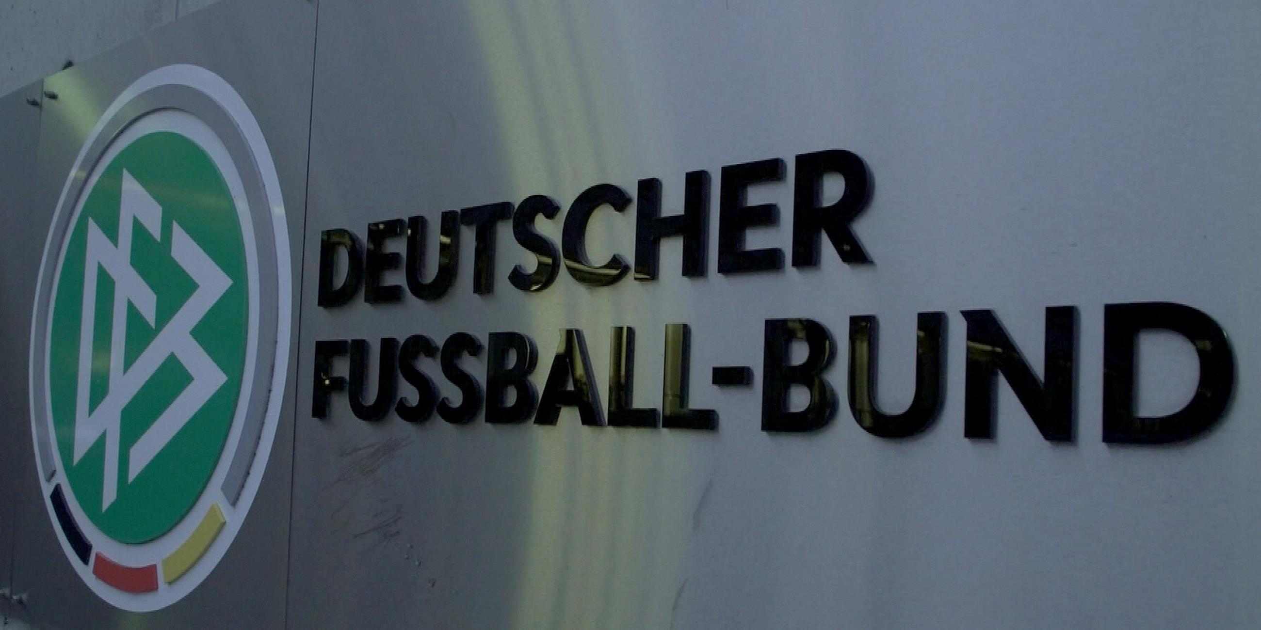 Nahaufnahme des DFB Schriftzugs an der Gebäudewand.