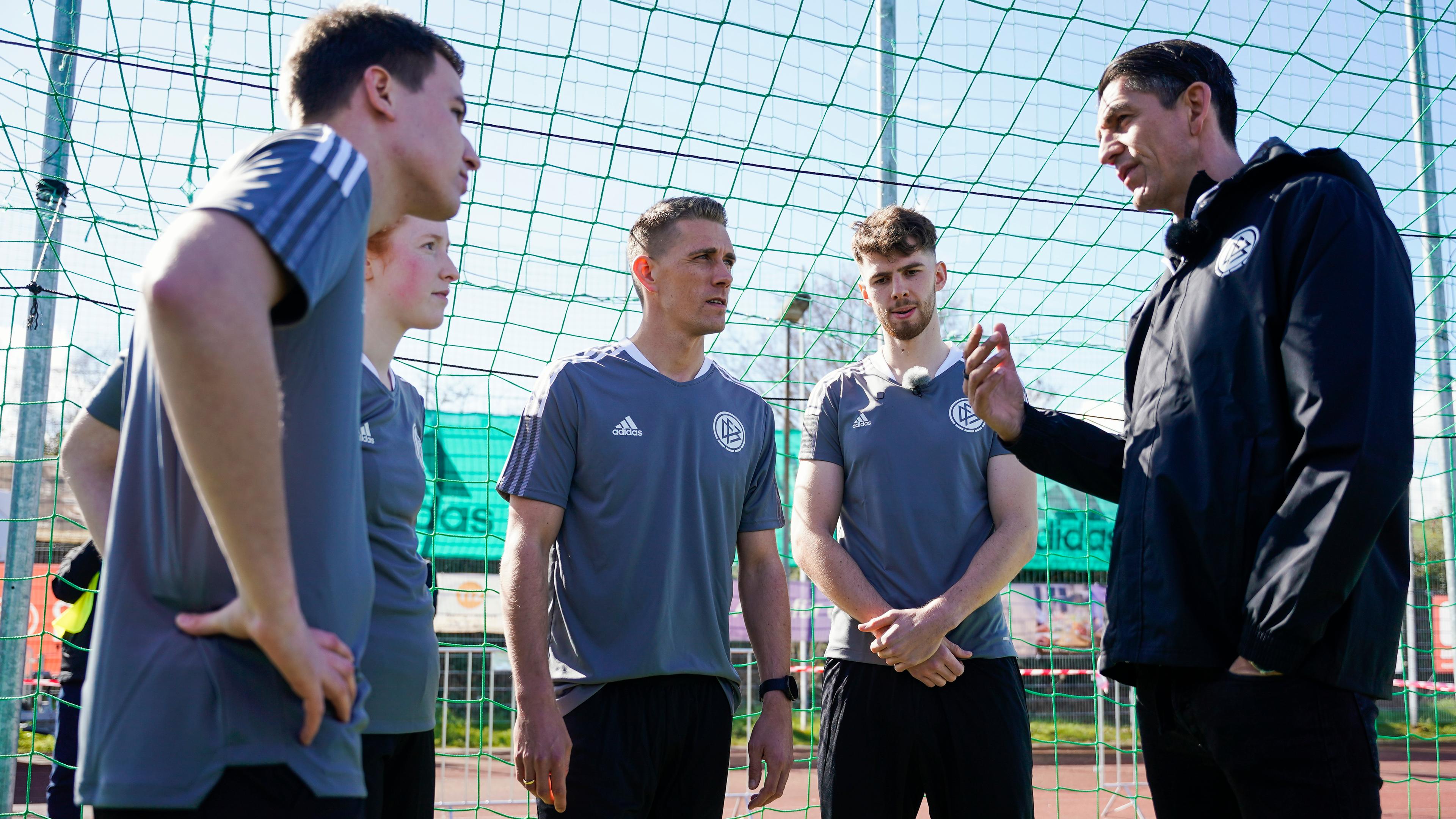 23.06.2023, Nierstein: Bundesligaschiedsrichter Deniz Aytekin (r) spricht vor dem Spiel mit Anton Stach (2.v.r.) und Nils Petersen (M) sowie den Linienrichtern