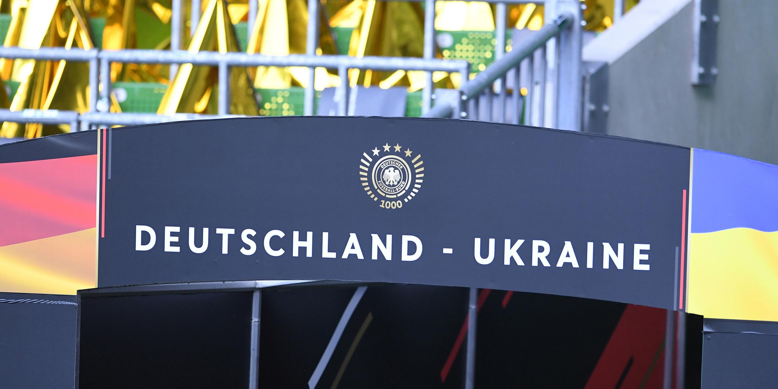  Vor dem Länderspiel Deutschland - Ukraine im wohninvest Weserstadion. Deutschland - Ukraine steht auf dem Spielertunnel des Stadions. 