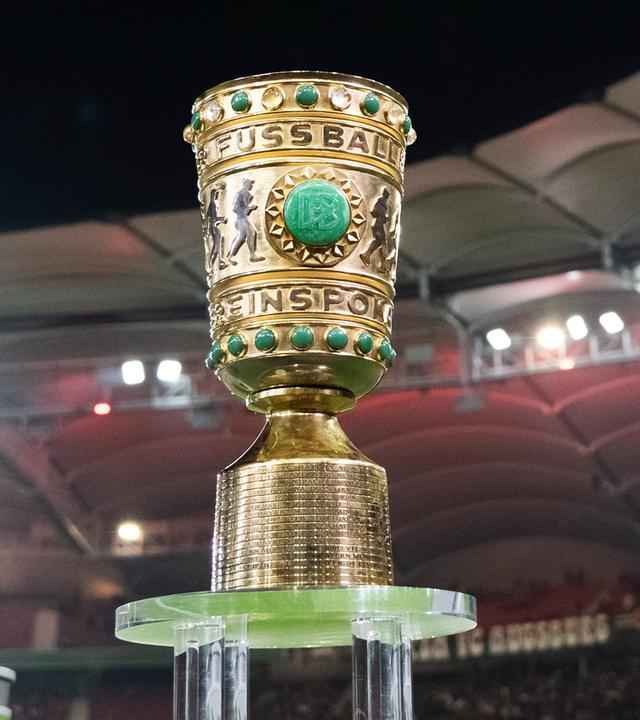 Der DFB-Pokal steht auf einem Tisch , aufgenommen am 04.02.25