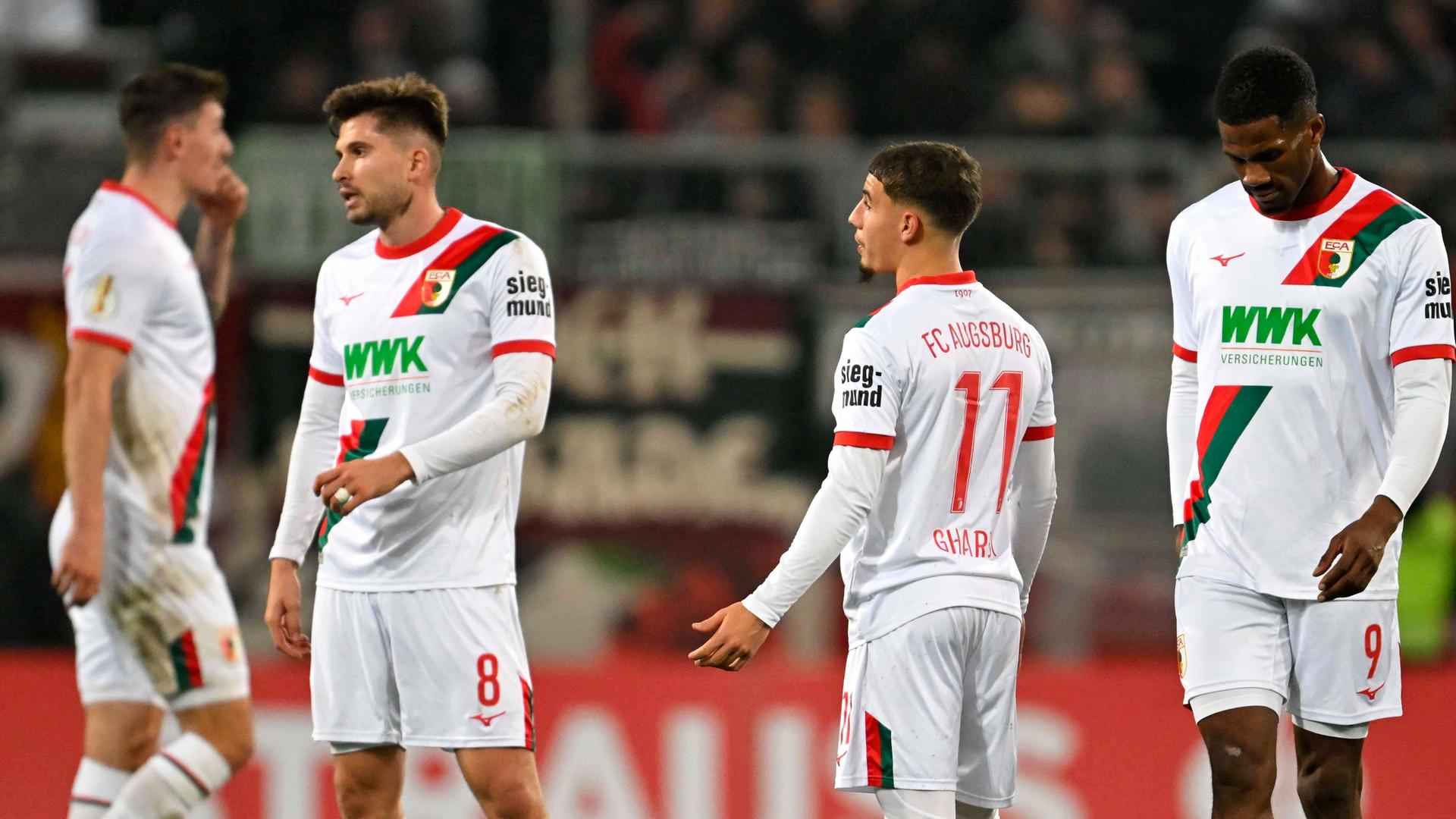  Elvis Rexhbecaj, Ismael Seifallah Gharbi und Samuel Emmanuel Essende Mbongu in Augsburg am 28.10.25