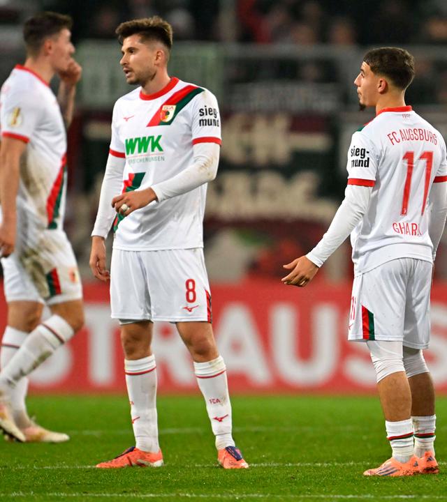  Elvis Rexhbecaj, Ismael Seifallah Gharbi und Samuel Emmanuel Essende Mbongu in Augsburg am 28.10.25