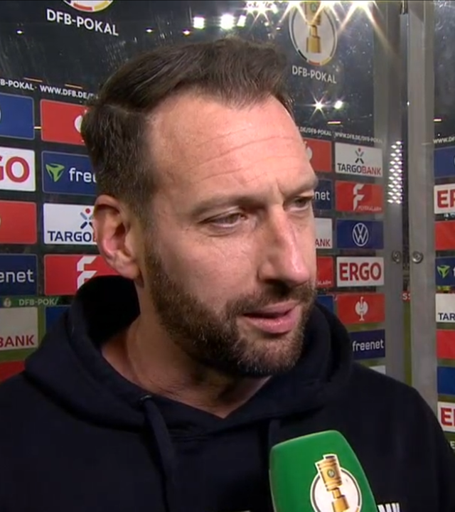 Arminia Bielefelds Trainer Mitch Kniat während seinem Interview.