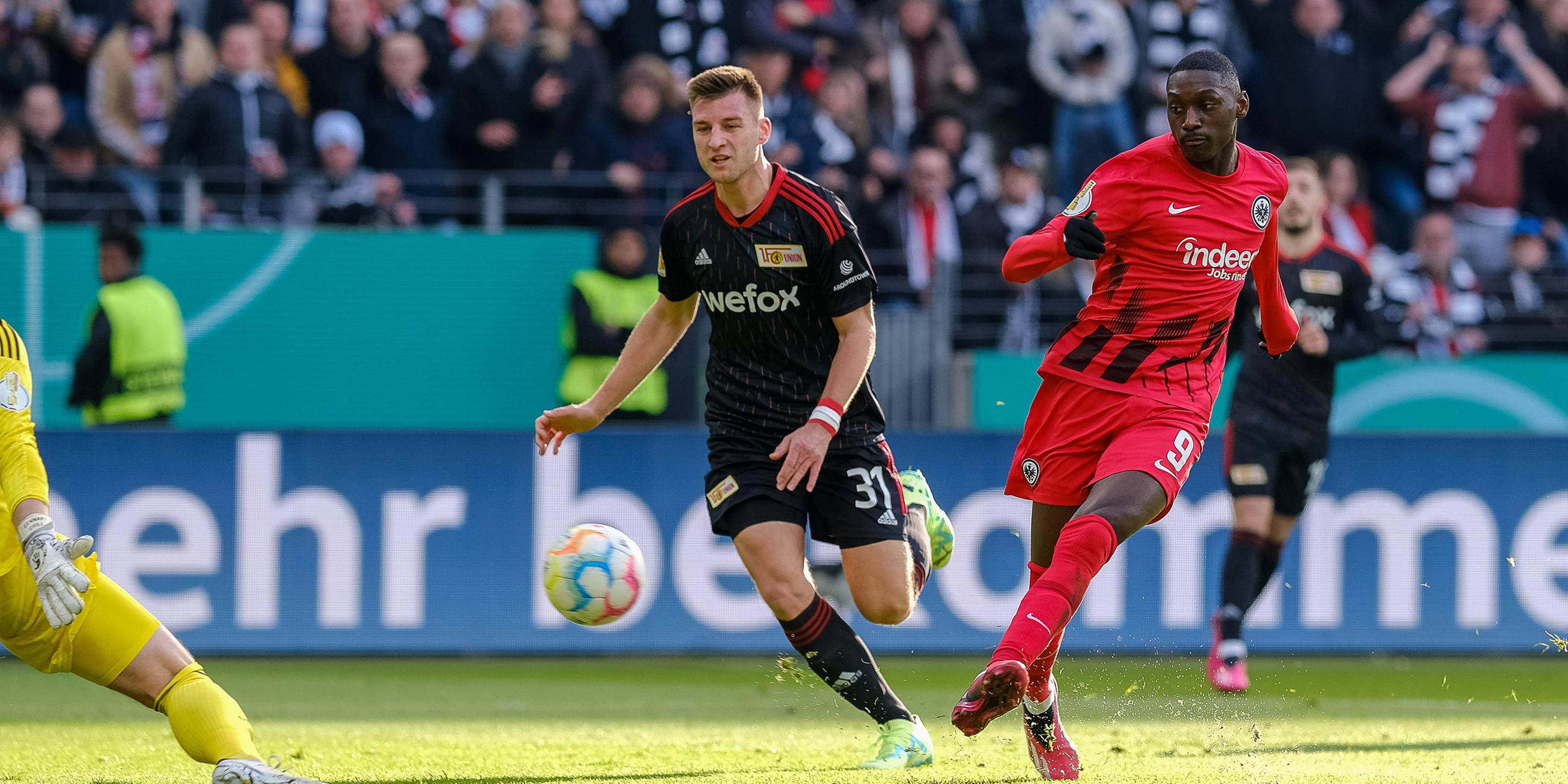 Randal Kolo Muani(Eintracht Frankfurt, 9) erzielt das 1-0