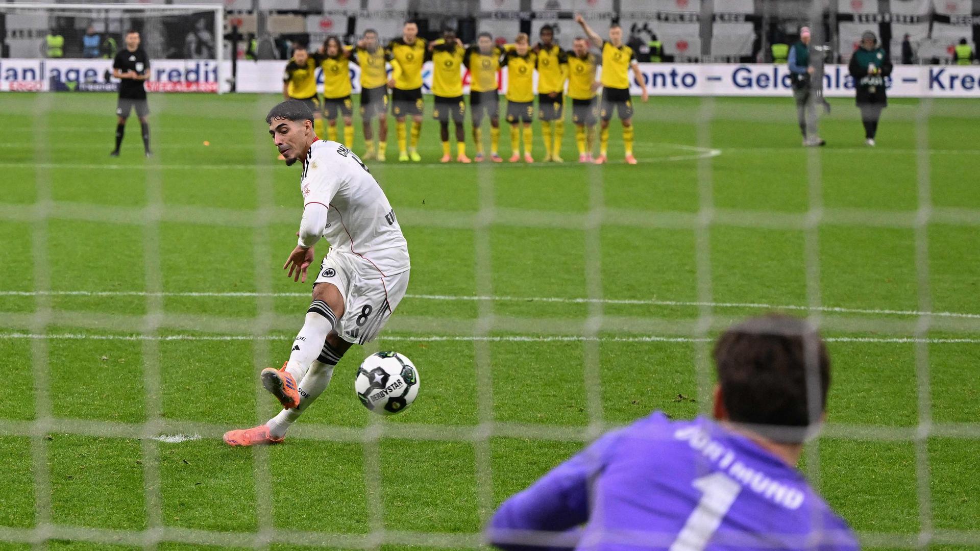 Erster Elfmeter von Frankfurt am 28.10.25
