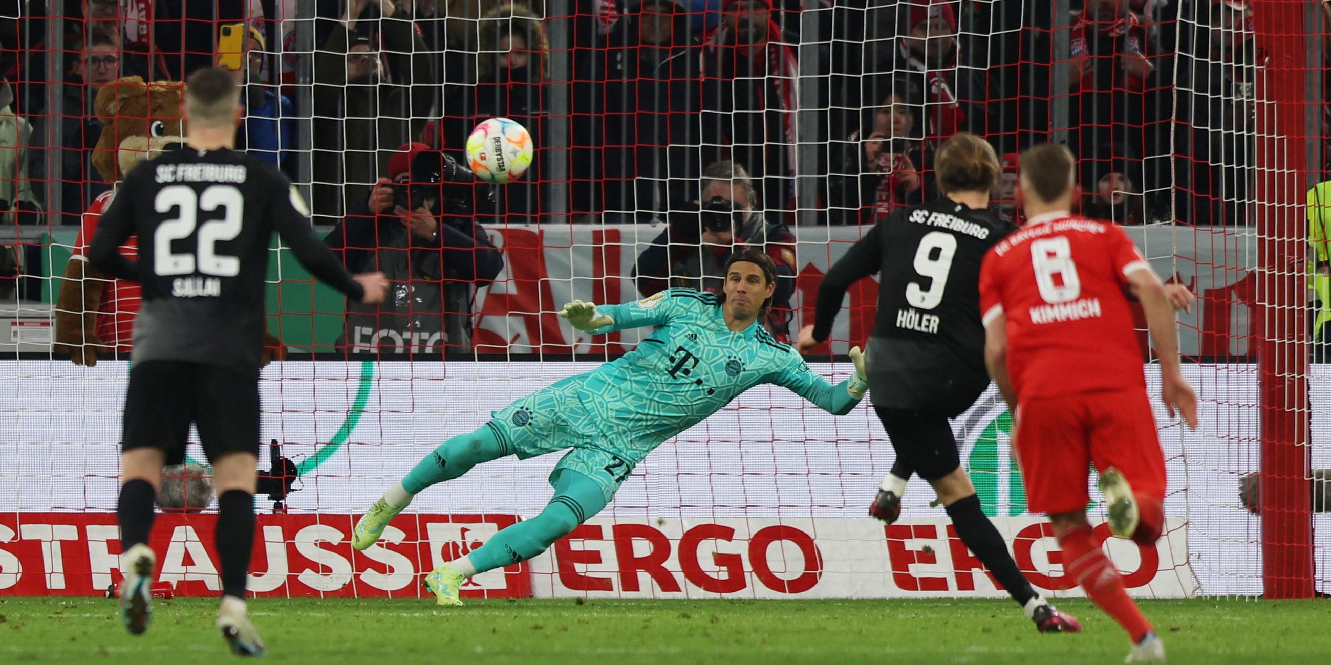 Freiburgs Lucas Höler erzielt den 2:1 Siegtreffer gegen Bayerns Torhüter Yann Sommer.