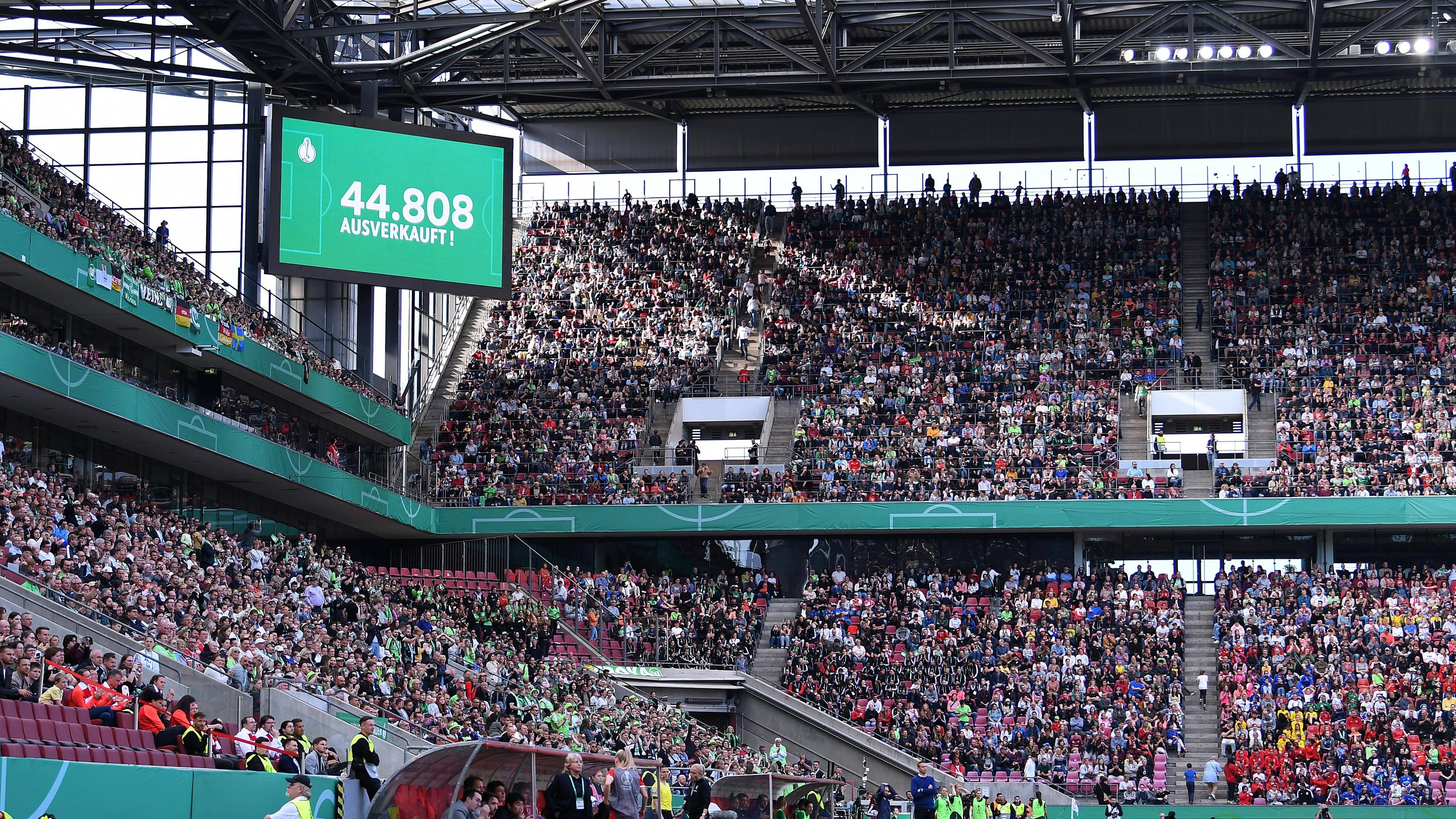 Die Anzeigetafel in Köln verkündet die Zuschauertahl beim Frauen-Pokal-Finale
