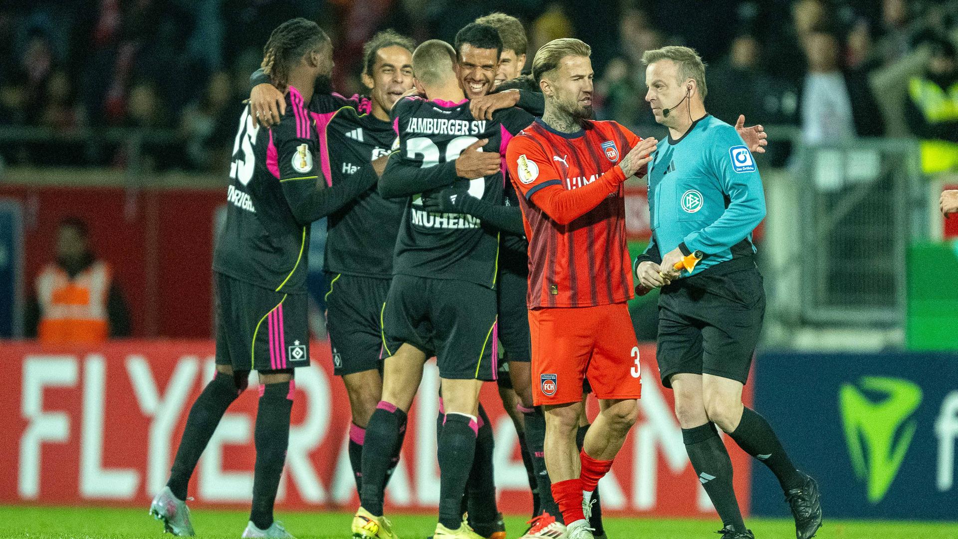 Hamburger Spieler und Niklas Dorsch in Heidenheim am 28.10.25.