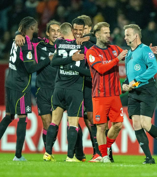 Hamburger Spieler und Niklas Dorsch in Heidenheim am 28.10.25.