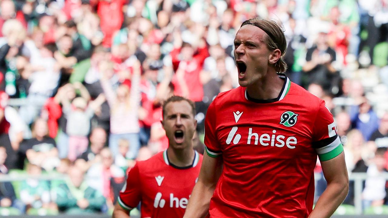 Stefan Teitur Thordarson (Hannover 96) bejubelt seinen Treffer zum 0:1 am 22.08.2026 in Bremen.