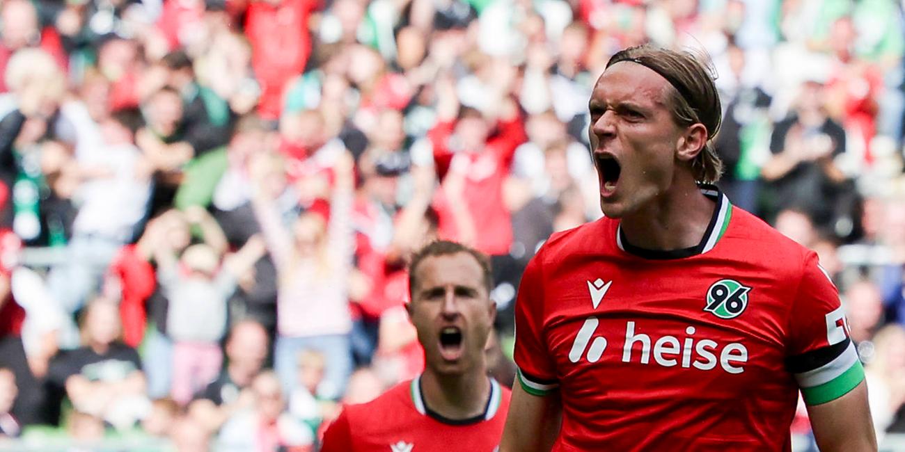 Stefan Teitur Thordarson (Hannover 96) bejubelt seinen Treffer zum 0:1 am 22.08.2026 in Bremen.