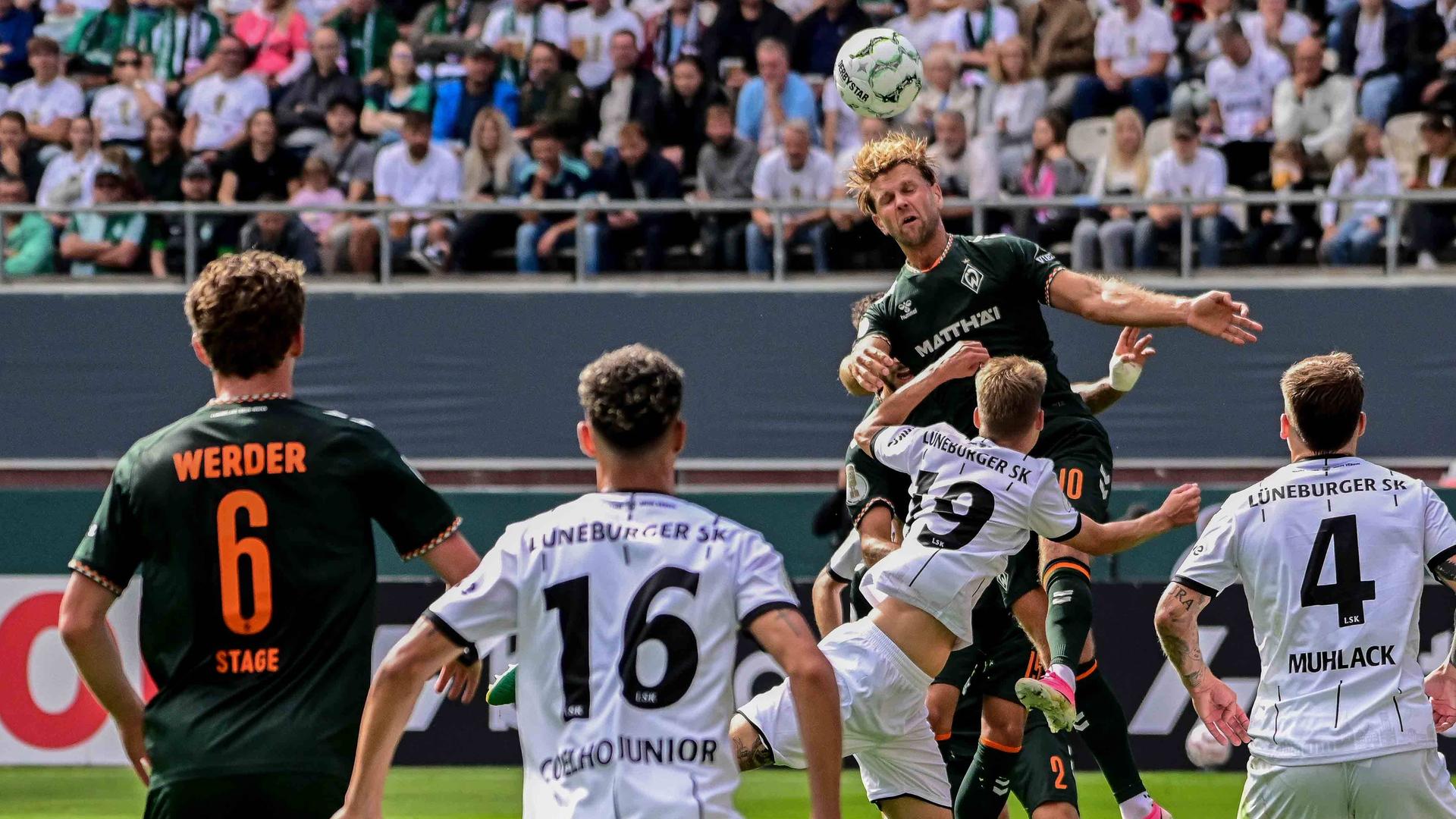 Niclas Füllkrug ( Werder ) und Raphael Thinius ( Lüneburg ) im Zweikampf am 22.08.2026 in Hamburg. 