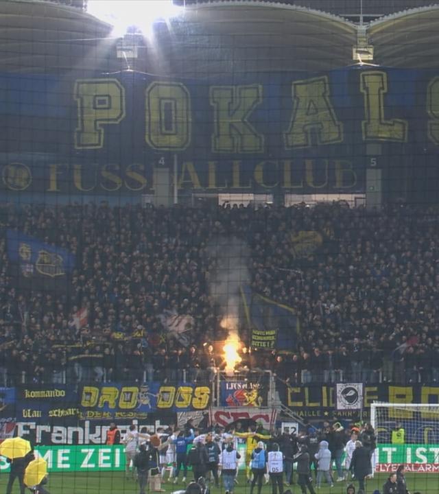 Fußballspiel Saarbrücken gegen Borussia Mönchengladbach im Stadion, Banner mit Aufschrift "Pokalschreck".